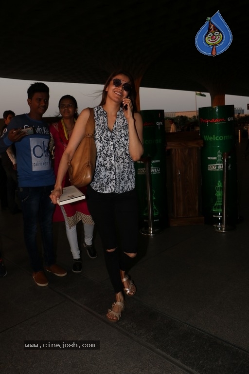 Bollywood Celebrities Spotted at Airport - 37 / 39 photos