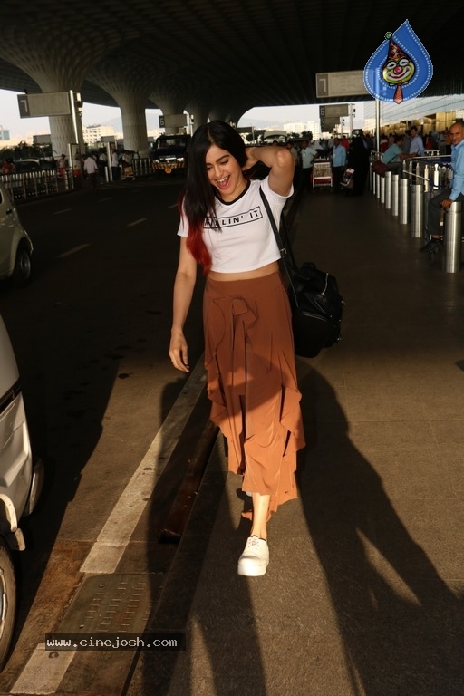 Bollywood Celebrities Spotted at Airport - 38 / 39 photos