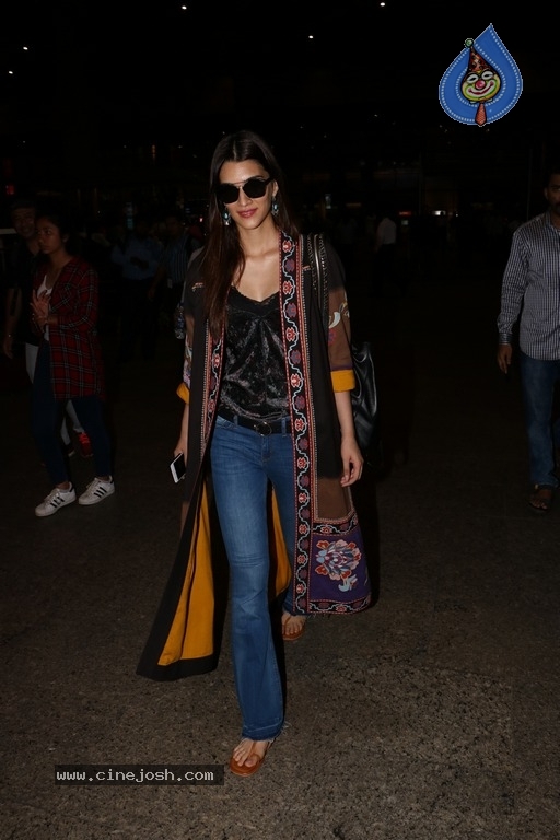 Bollywood Celebrities Spotted at Airport - 39 / 39 photos