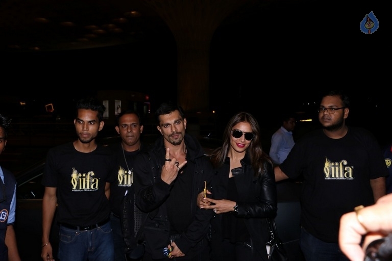 Bollywood Celebrities Spotted at Airport - 1 / 63 photos