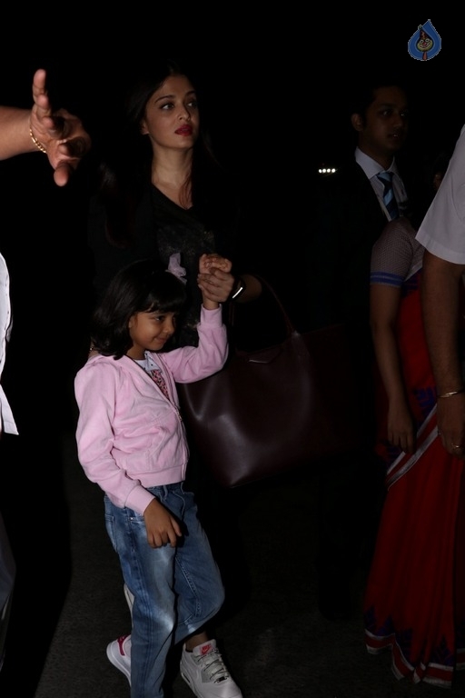 Bollywood Celebrities Spotted at Airport - 12 / 63 photos