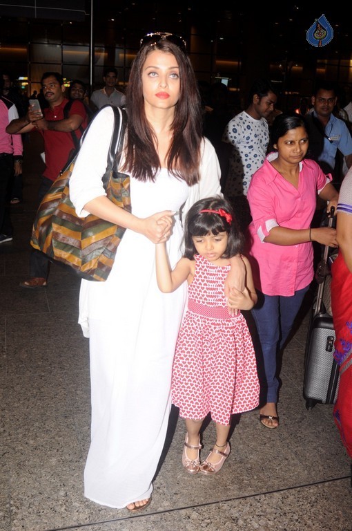 Bollywood Celebrities Spotted at Airport - 24 / 41 photos