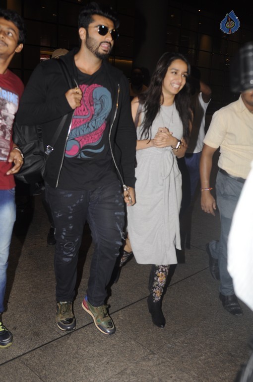 Bollywood Celebrities Spotted at Airport - 25 / 41 photos