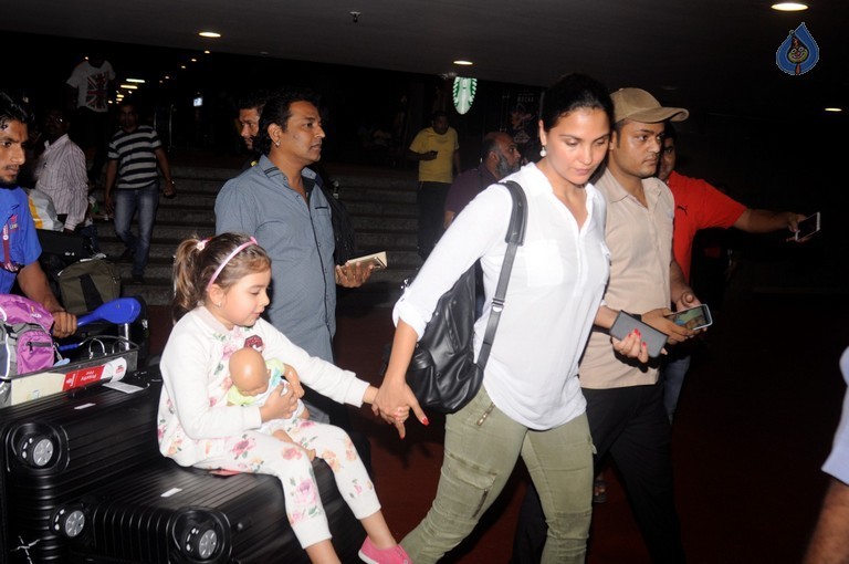 Bollywood Celebrities Spotted at Airport - 26 / 41 photos