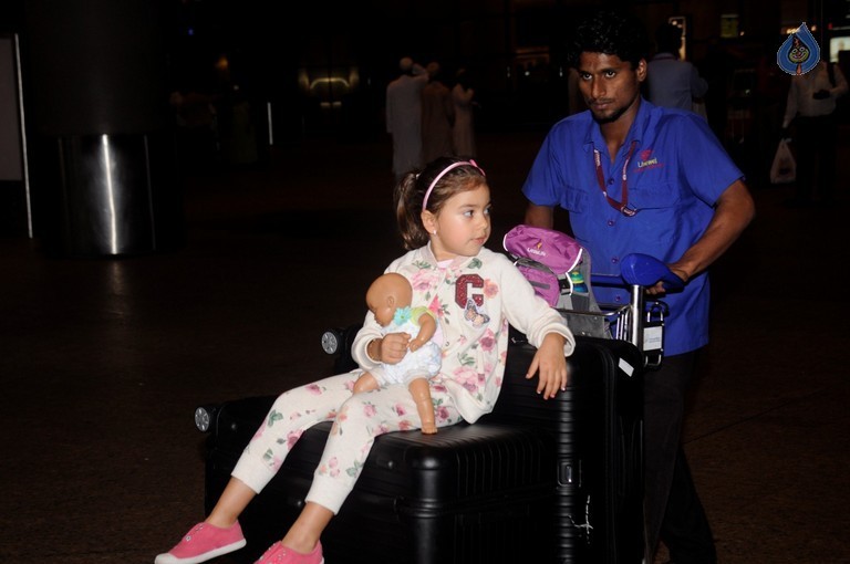 Bollywood Celebrities Spotted at Airport - 29 / 41 photos