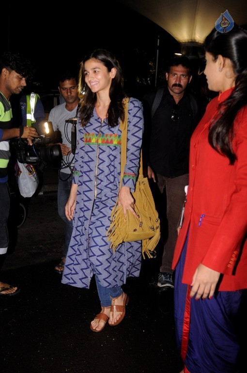 Bollywood Celebrities Spotted at Airport - 30 / 41 photos