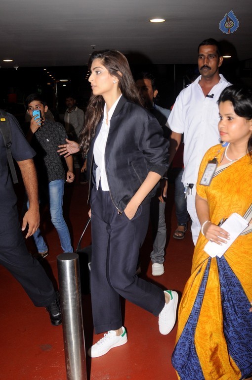 Bollywood Celebrities Spotted at Airport - 37 / 41 photos