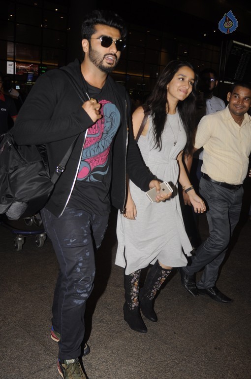 Bollywood Celebrities Spotted at Airport - 38 / 41 photos