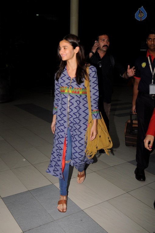 Bollywood Celebrities Spotted at Airport - 41 / 41 photos