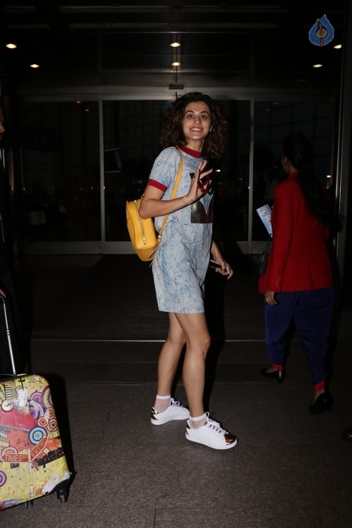 Bollywood Celebrities Spotted at Airport - 1 / 21 photos