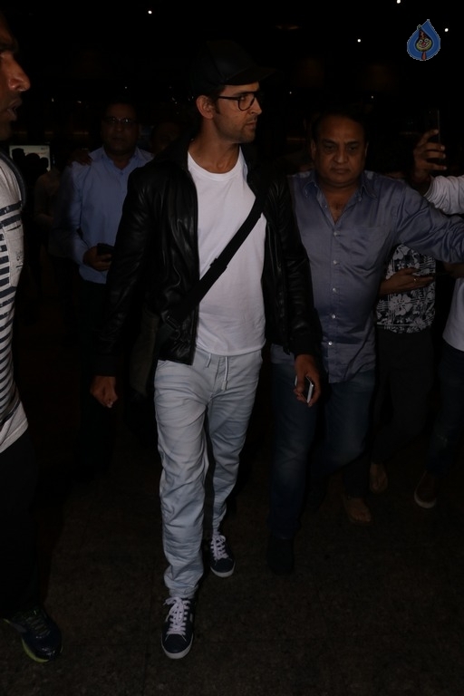 Bollywood Celebrities Spotted at Airport - 1 / 40 photos