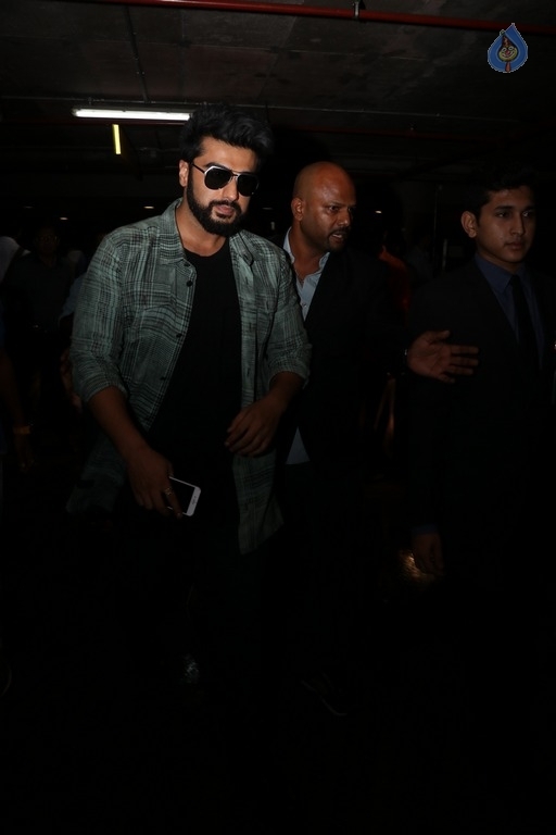 Bollywood Celebrities Spotted at Airport - 7 / 40 photos