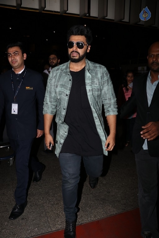 Bollywood Celebrities Spotted at Airport - 10 / 40 photos