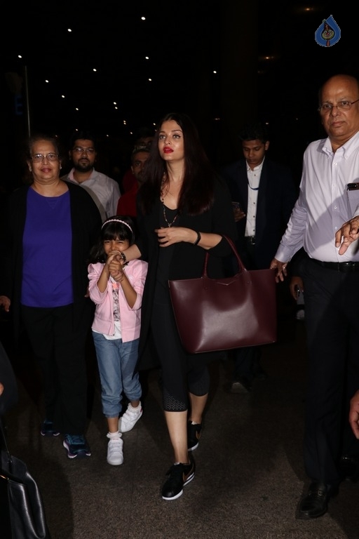 Bollywood Celebrities Spotted at Airport - 12 / 40 photos
