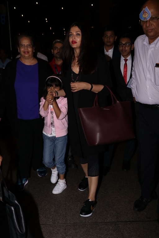 Bollywood Celebrities Spotted at Airport - 13 / 40 photos