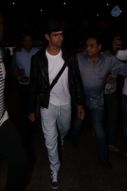 Bollywood Celebrities Spotted at Airport - 15 / 40 photos