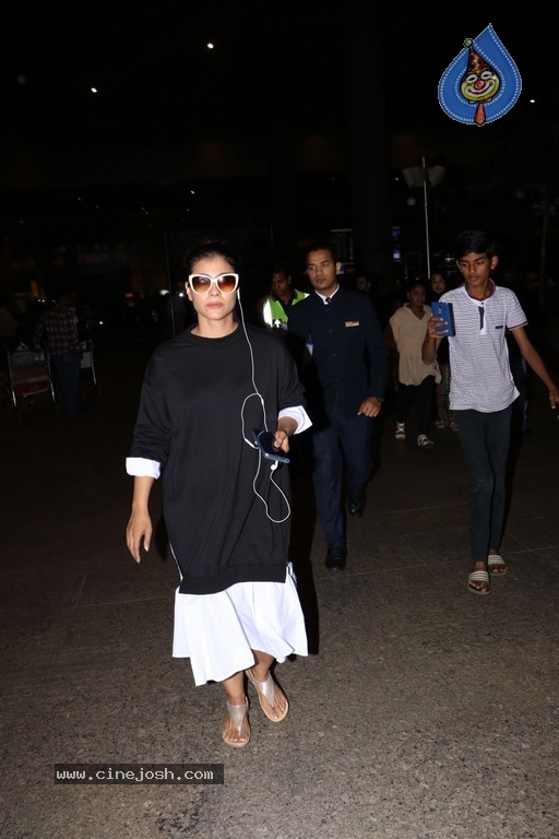 Bollywood Celebrities Spotted at Airport - 26 / 34 photos