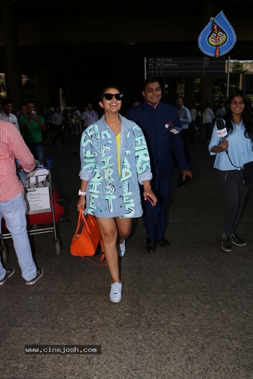 Bollywood Celebrities Spotted at Airport - 27 / 34 photos