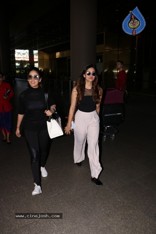 Bollywood Celebrities Spotted at Airport - 28 / 34 photos