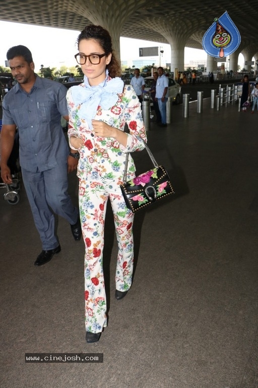 Bollywood Celebrities Spotted at Airport - 30 / 34 photos