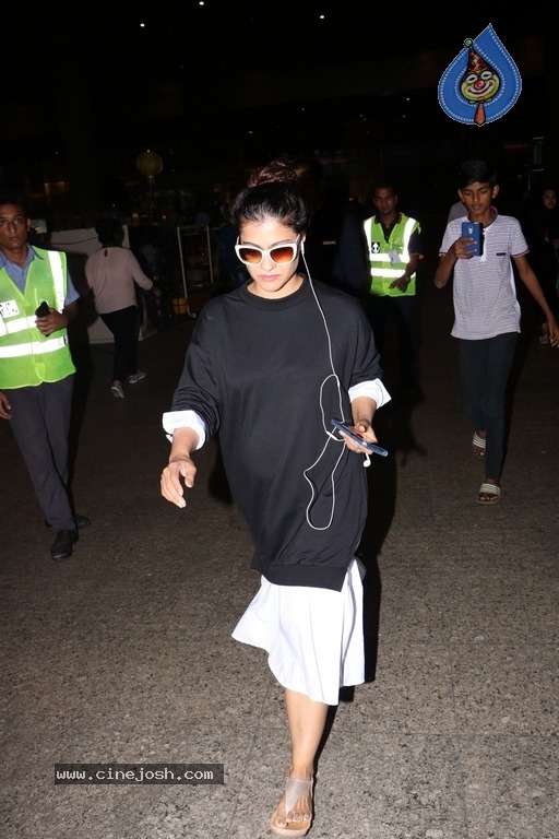 Bollywood Celebrities Spotted at Airport - 33 / 34 photos
