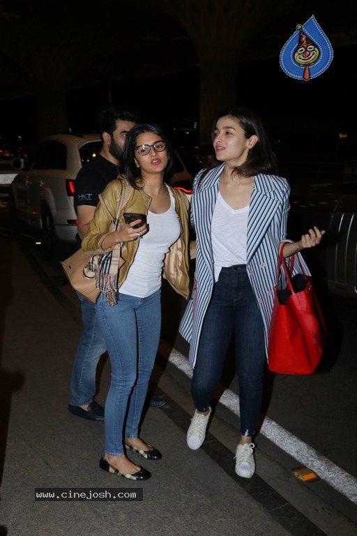 Bollywood Celebrities Spotted At Airport - 3 / 7 photos