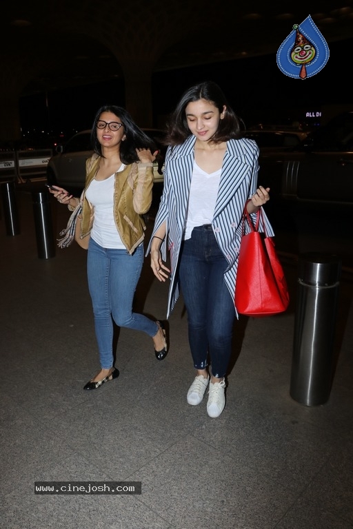 Bollywood Celebrities Spotted At Airport - 4 / 7 photos