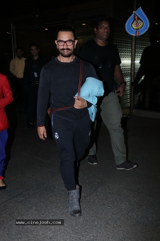 Bollywood Celebrities Spotted At Airport - 5 / 7 photos