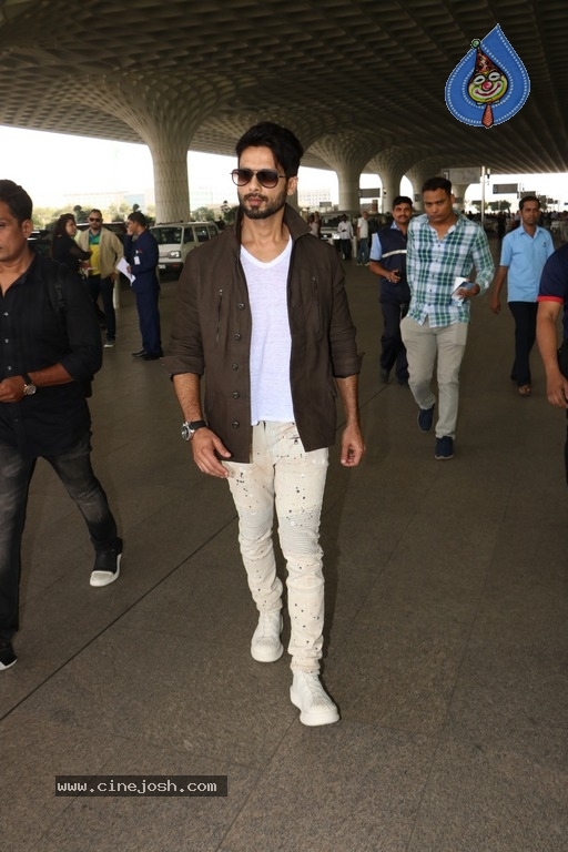 Bollywood Celebrities Spotted at Airport Photos - 11 / 15 photos