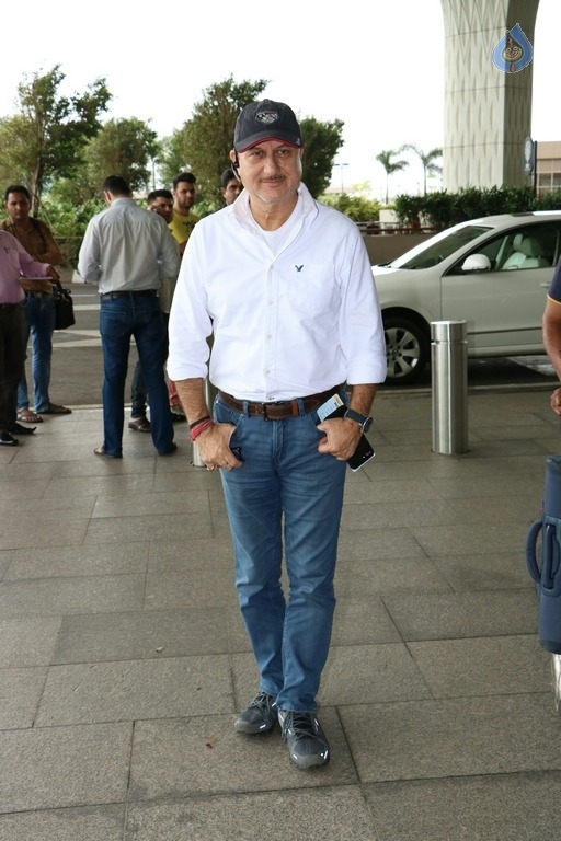 Bollywood Celebrities Spotted at Airport Photos - 4 / 27 photos