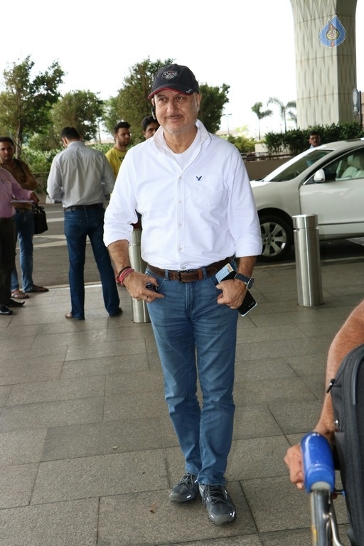 Bollywood Celebrities Spotted at Airport Photos - 25 / 27 photos