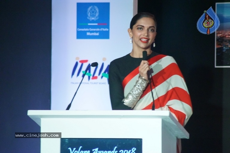 Bollywood celebs At Red Carpet Of Volare Awards 2018 - 10 / 21 photos