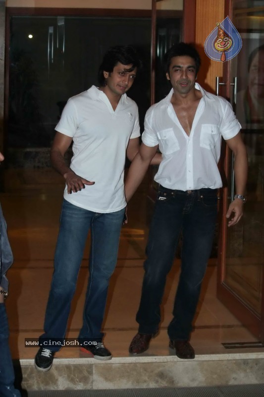 Bollywood Celebs at Sanjay Dutt's Wedding Anniversary Party - 24 / 42 photos