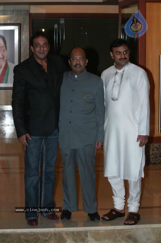 Bollywood Celebs at Sanjay Dutt's Wedding Anniversary Party - 38 / 42 photos