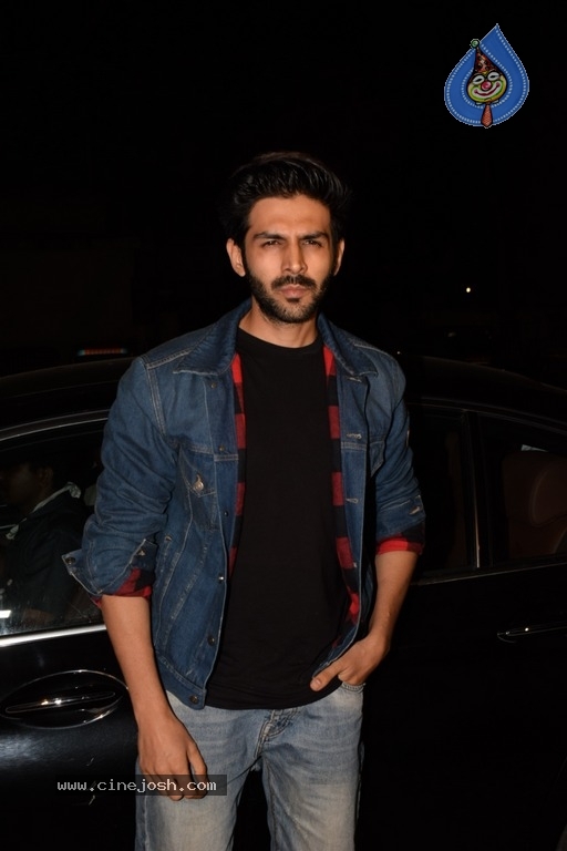 Bollywood Celebs At Success Football Party At Juhu - 10 / 15 photos