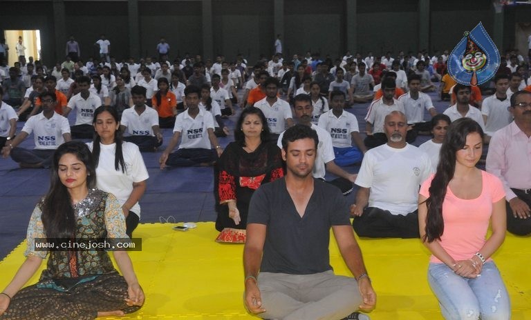 Bollywood Celebs Celebrates International Yoga Day - 14 / 76 photos