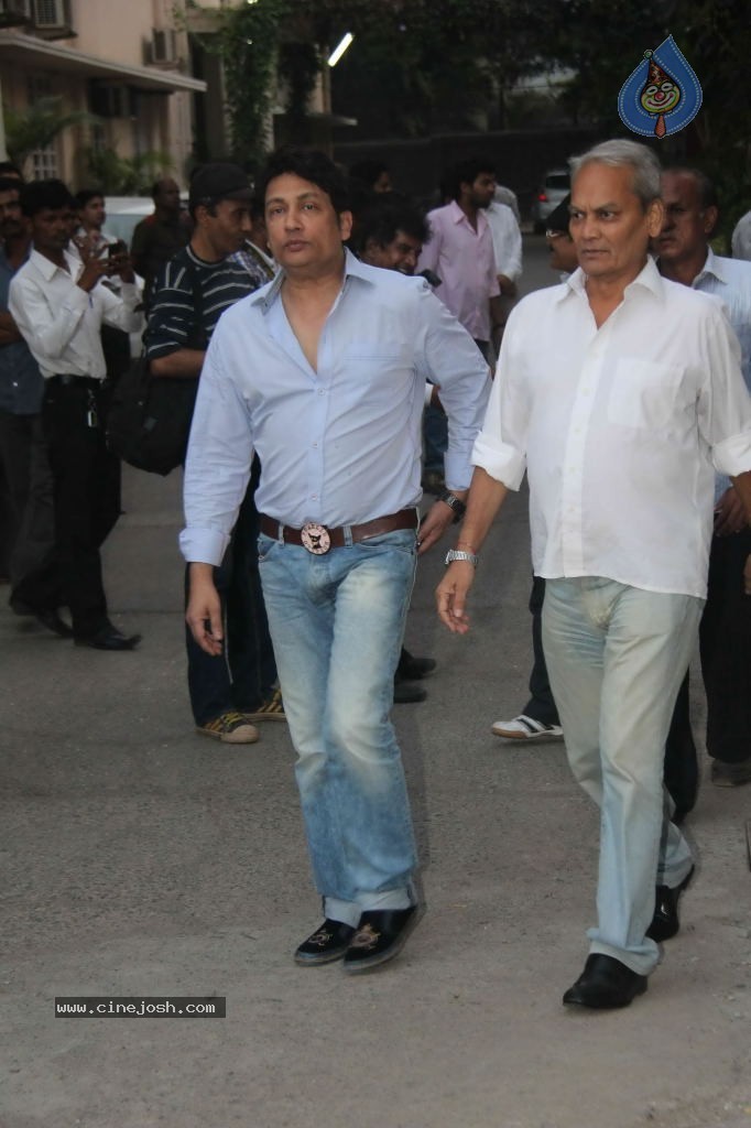 Bollywood Pays Tribute to Dev Anand - 23 / 69 photos