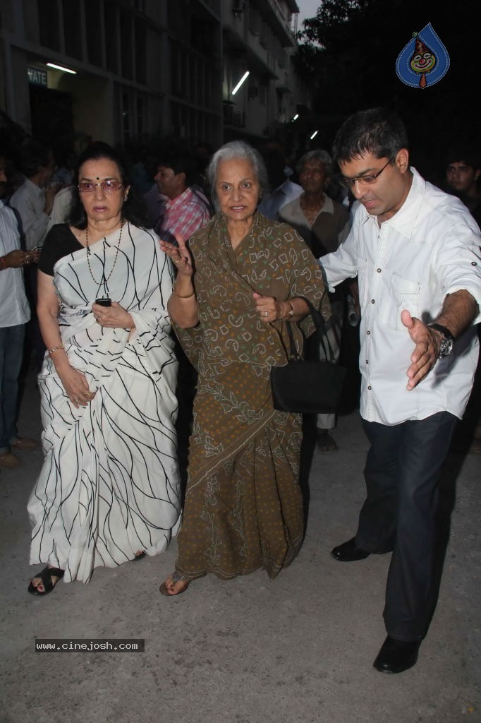 Bollywood Pays Tribute to Dev Anand - 33 / 69 photos