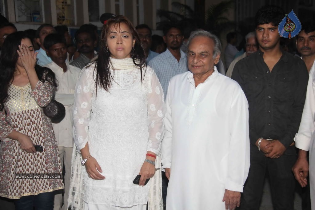 Bollywood Pays Tribute to Dev Anand - 47 / 69 photos