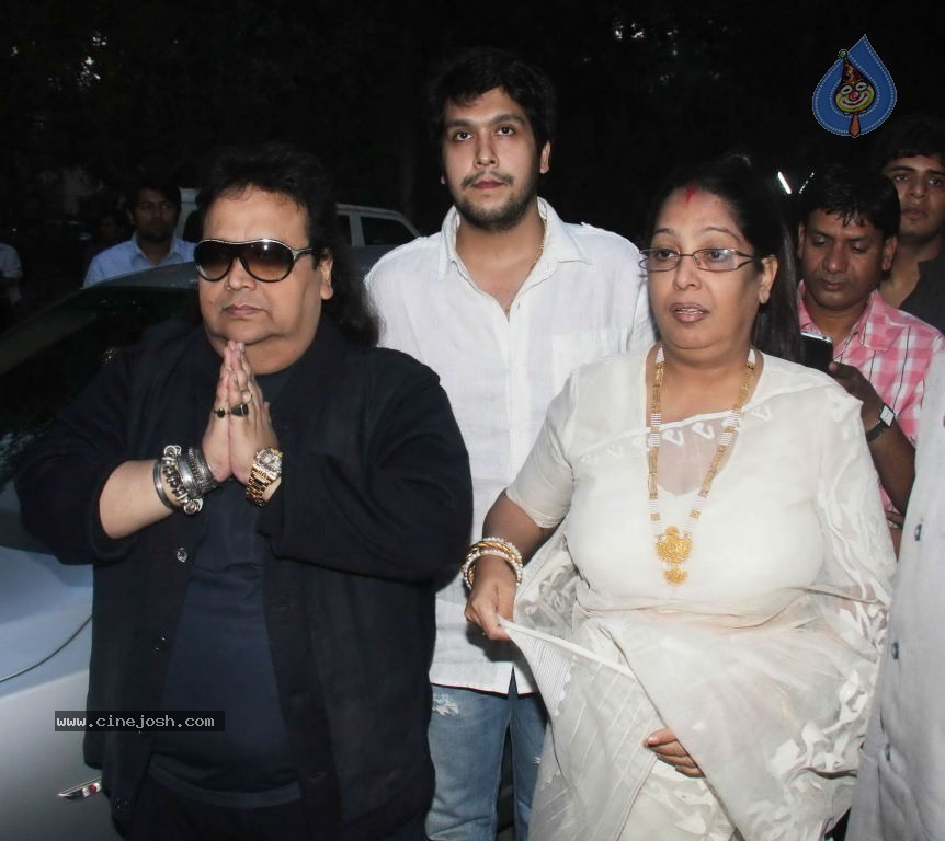 Bollywood Pays Tribute to Dev Anand - 57 / 69 photos