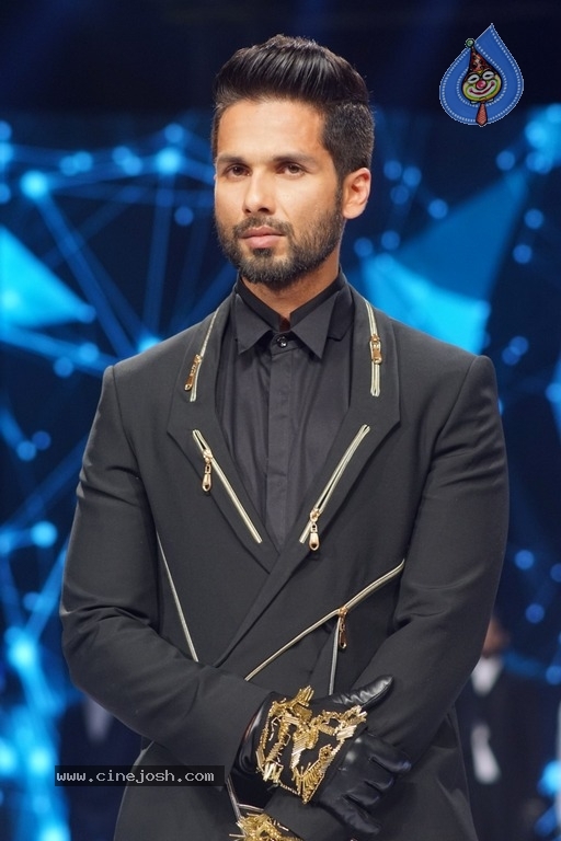 Bollywood Stars at GQ Fashion Nights 2017 - 12 / 21 photos