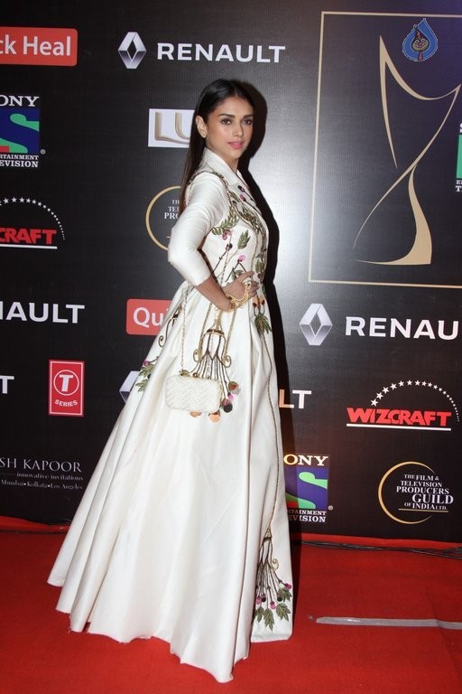 Bollywood Stars at Guild Film Awards 2015 - 7 / 42 photos