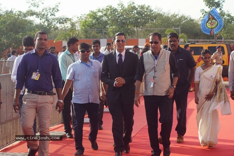 Bollywood Stars At IFFI 2017 Closing Ceremony - 9 / 19 photos