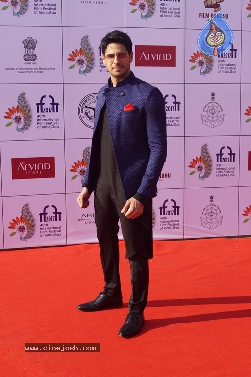 Bollywood Stars At IFFI 2017 Closing Ceremony - 15 / 19 photos