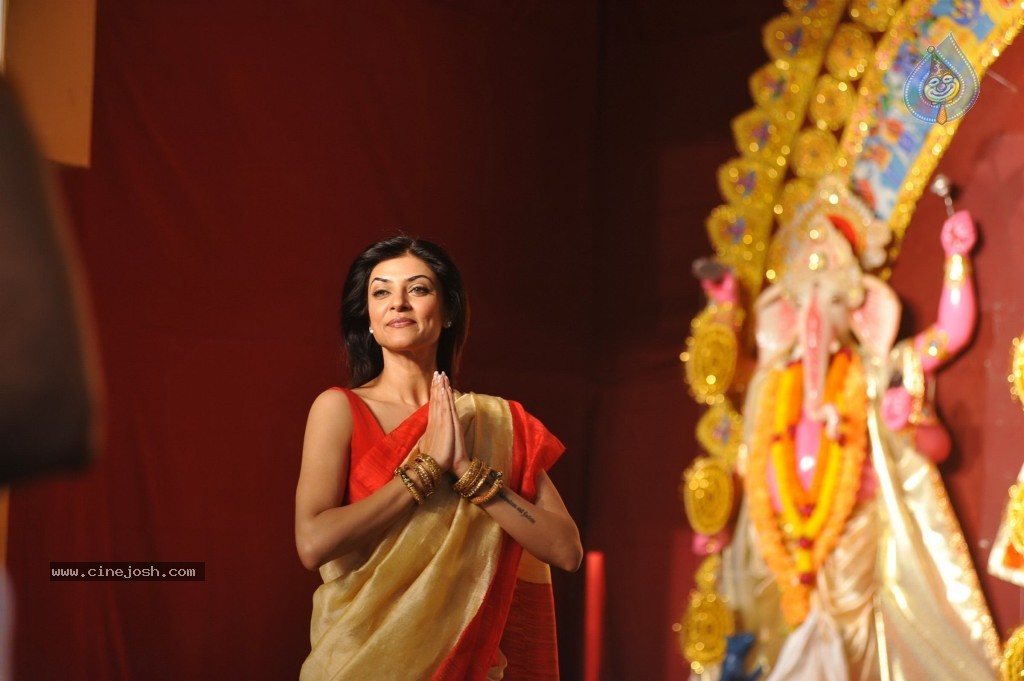 Bollywood Stars at Navarathri Celebrations - 26 / 79 photos