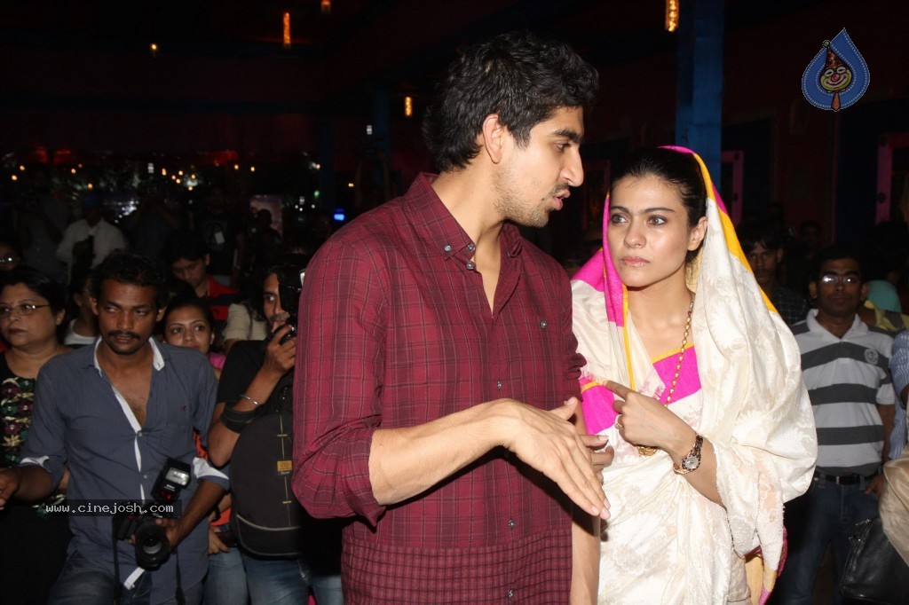 Bollywood Stars at Navarathri Celebrations - 30 / 79 photos