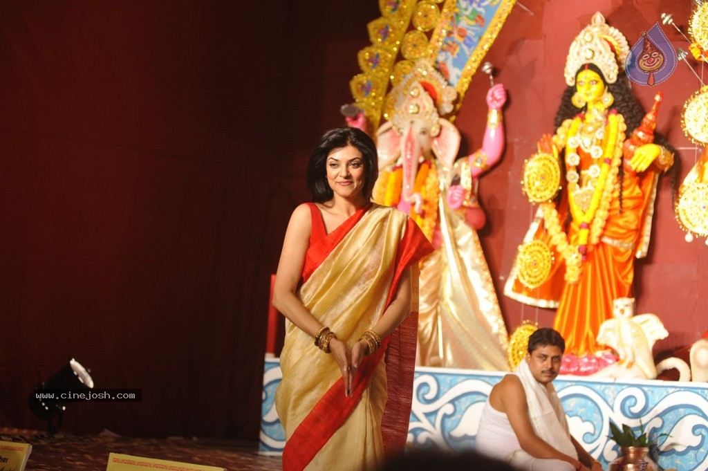 Bollywood Stars at Navarathri Celebrations - 34 / 79 photos