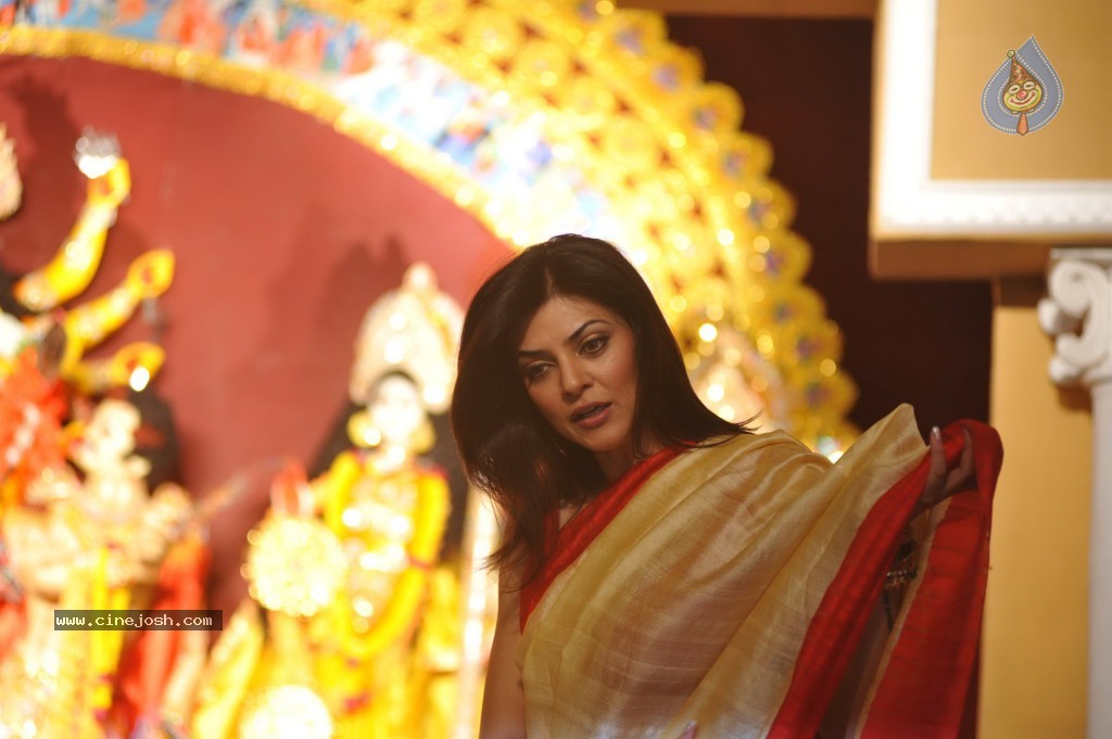 Bollywood Stars at Navarathri Celebrations - 36 / 79 photos