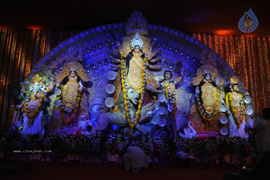 Bollywood Stars at Navarathri Celebrations - 38 / 79 photos