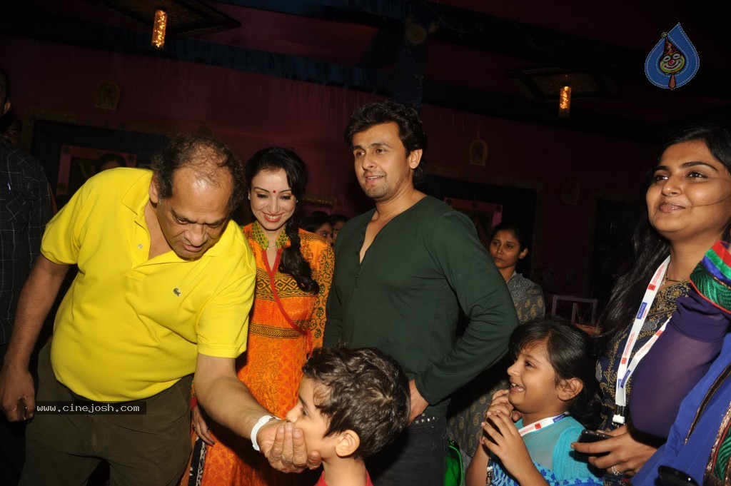 Bollywood Stars at Navarathri Celebrations - 41 / 79 photos